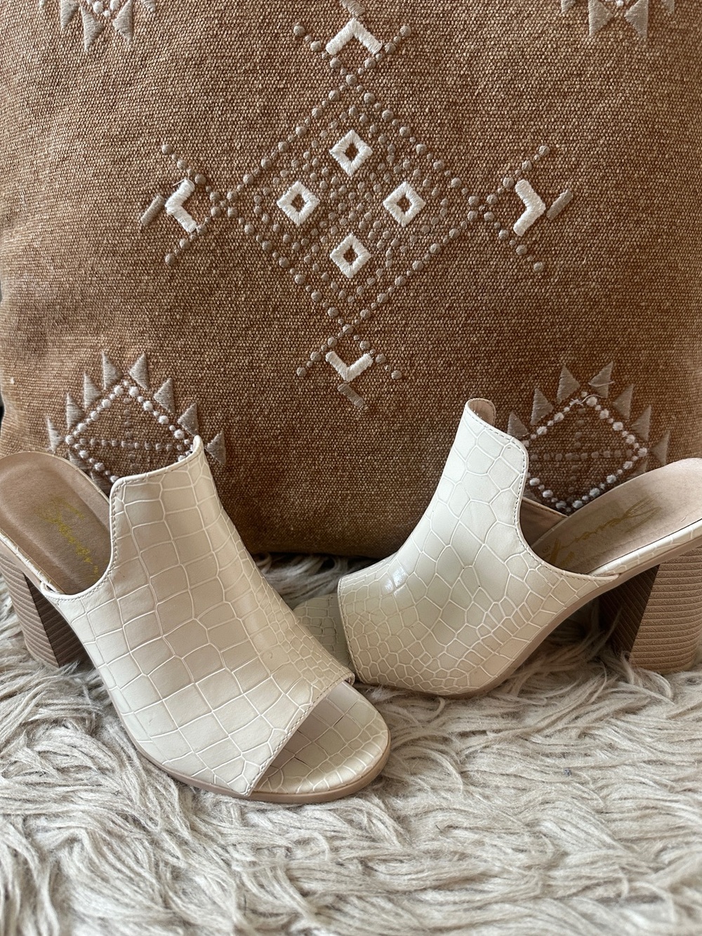 Seven7 Cream Croc-Embossed Open-Toe Block Heel Mules